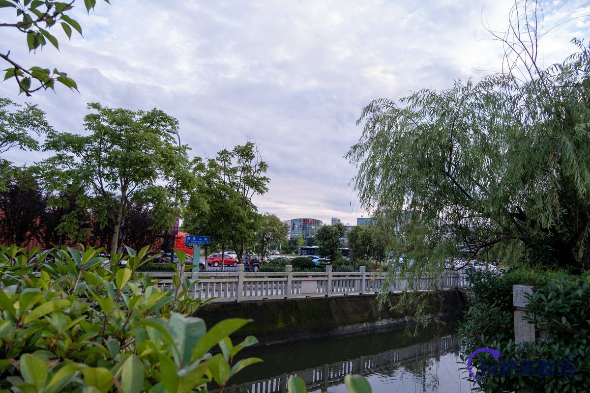 马路与天空免费正版照片下载（可商用）